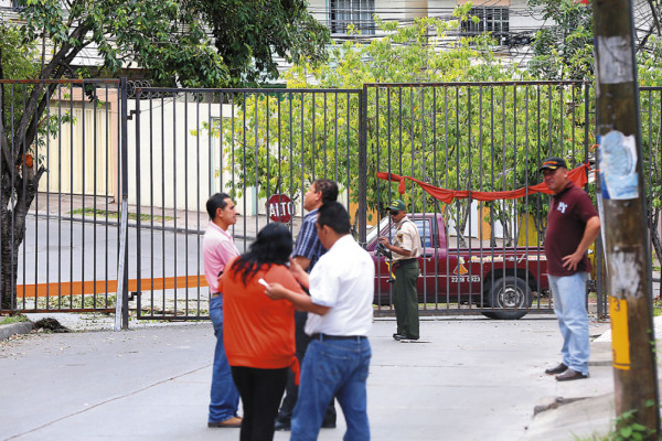 Sin permiso cierran calle en Residencial Plaza