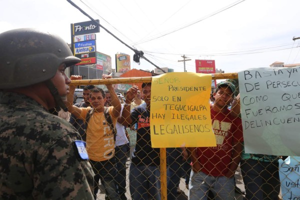 'Rapiditos” ilegales exigen con protesta permiso para operar