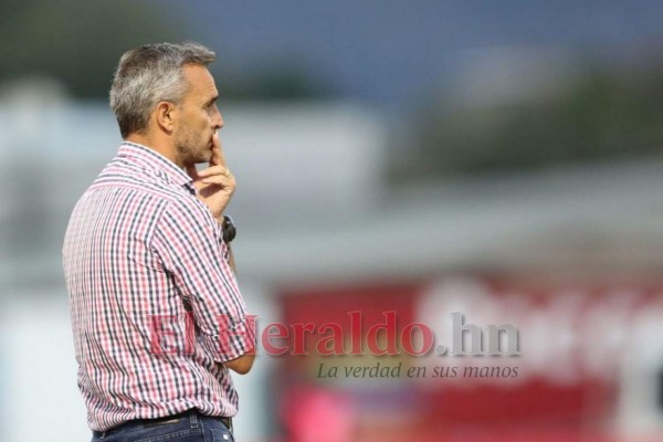 Festejo, consejos a los jugadores y presión por el debut: lo que no se vio en TV del triunfo de Olimpia en Danlí