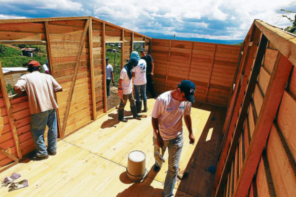 Cinco familias ya tienen nuevo hogar