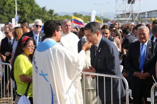 Juan Orlando Hernández pidió al papa Francisco oraciones por el pueblo hondureño