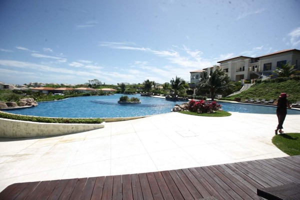 Disfrute el golf, playa y buceo en el club Pristine Bay Resort