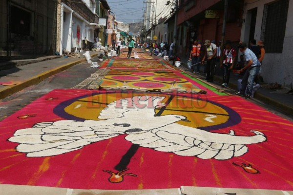 Color y tradición, las alfombras de aserrín que engalanan la Semana Santa (FOTOS)