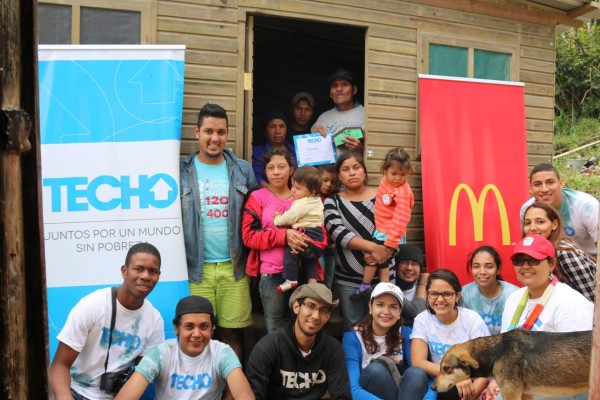 McDonald’s le construye casas a varias familias &nbsp;&nbsp;