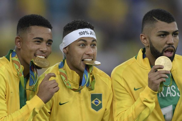 Los brasileños posan con la medalla de oro (Foto: AFP)