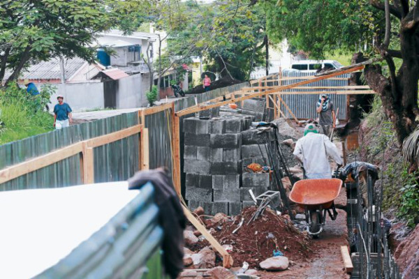 Reanudan construcción de muro del Técnico Honduras