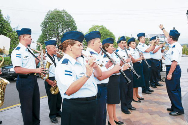 Pabellón Nacional ondea en la plaza de Las Banderas de Tegucigalpa