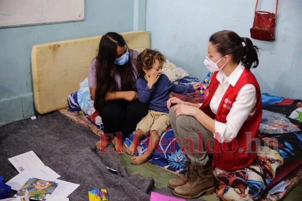 Reina Letizia visita zonas golpeadas por Eta y Iota con ayuda para afectados (FOTOS)