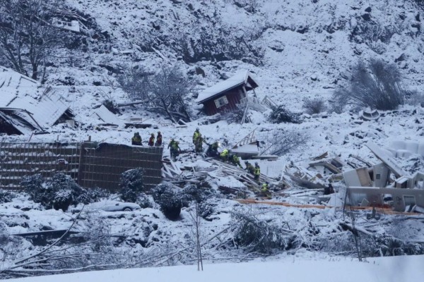 Luto, devastación e incertidumbre: El escenario tras mortífera avalancha en Noruega (FOTOS)