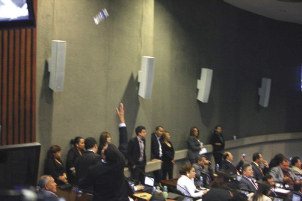 Diputados de Libre agreden a empleados del CN