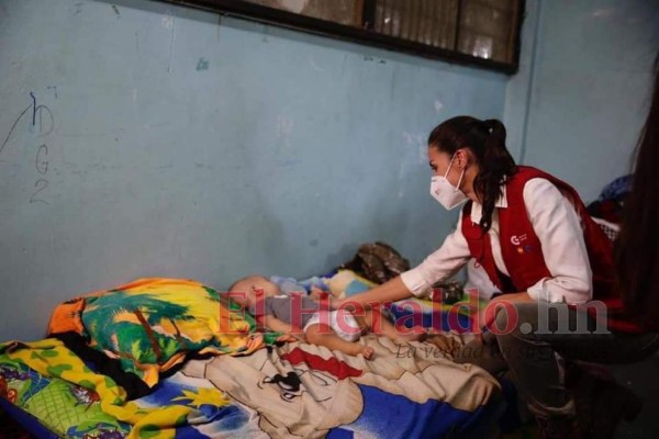 Reina Letizia visita zonas golpeadas por Eta y Iota con ayuda para afectados (FOTOS)