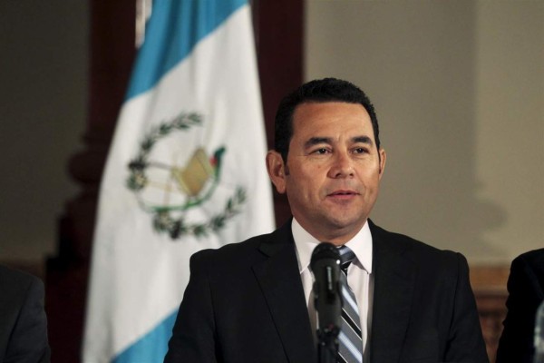 Guatemala: presidente muestra apoyo a señalado por asesinato de periodistas