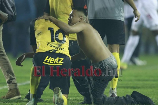 Tristeza y decepción en los rostros de los españolistas tras perder la final (FOTOS)