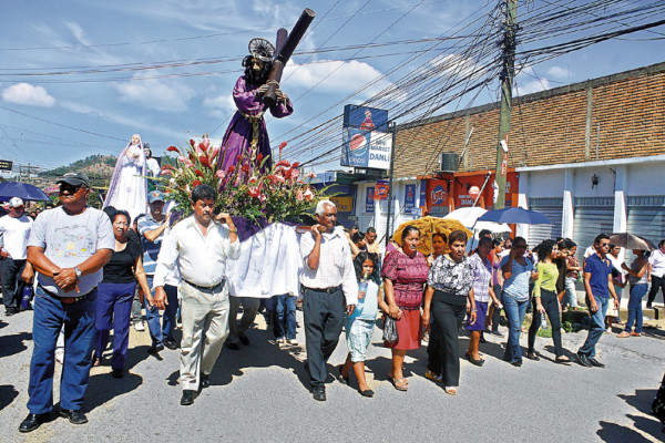 Con devoción recorren la vía dolorosa