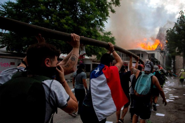 Incendios, saqueos y enfrentamientos en tercera protesta más intensa en Chile contra Piñera (FOTOS)