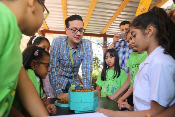 La Escuela John F Kennedy aprendió sobre las abejas en su visita al meliponario