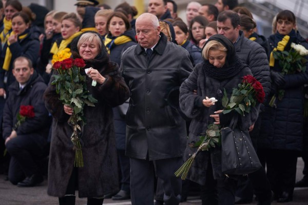 FOTOS: Lágrimas al recibir en Ucrania cuerpos de víctimas de accidente aéreo en Irán