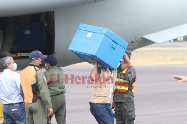 La llegada de las primeras vacunas contra el covid-19 a Honduras en fotos