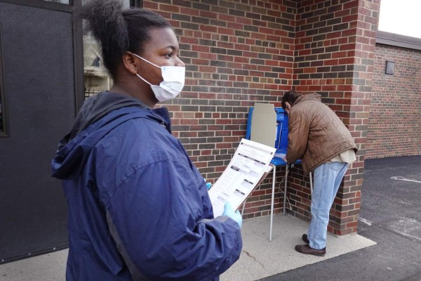 Con mascarrillas y distancia, Wisconsin va a elecciones pese al Covid-19