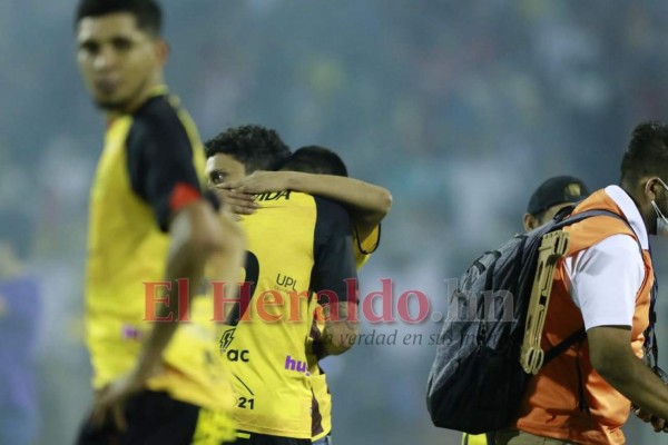 Tristeza y decepción en los rostros de los españolistas tras perder la final (FOTOS)