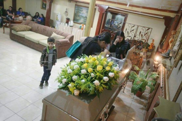 Entre dolor y conmoción velan a estudiante de Sociología