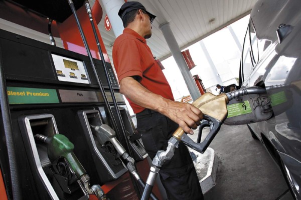 Proyectan rebaja al precio de gasolinas
