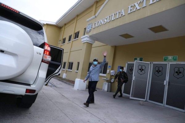 FOTOS: Enérgico y motivado, así abandonó el presidente Hernández el Hospital Militar