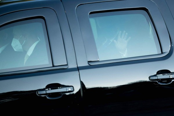 Caminando y con mascarilla, así llegó el presidente Trump al hospital militar