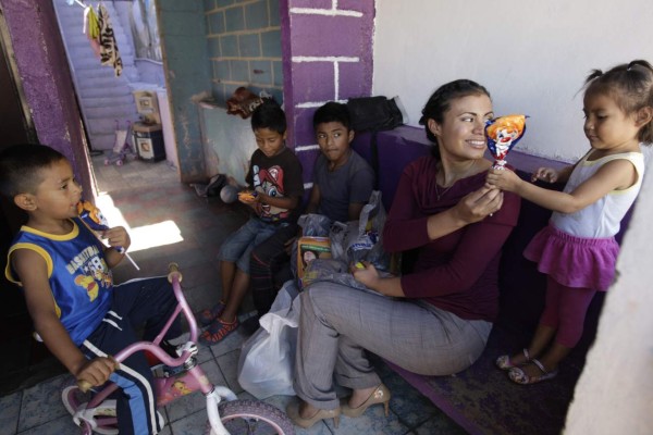 Hermanitos Hernández reciben donaciones en su nuevo hogar