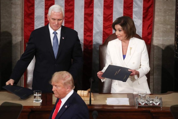 En imágenes: Momento en el que Donald Trump niega estrechar la mano a Nancy Pelosi
