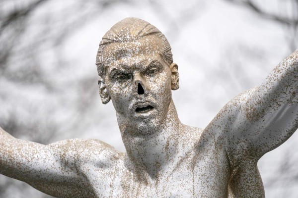 FOTOS: Destrozada y en el suelo, así quedó la estatua de Zlatan Ibrahimovic tras actos vandálicos