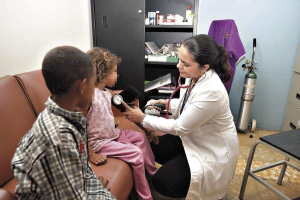 Familia que vivía en mediana del bulevar del Norte recibe apoyo