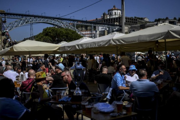 Como en los viejos tiempos: La afición vuelve al estadio para final de la Champions  