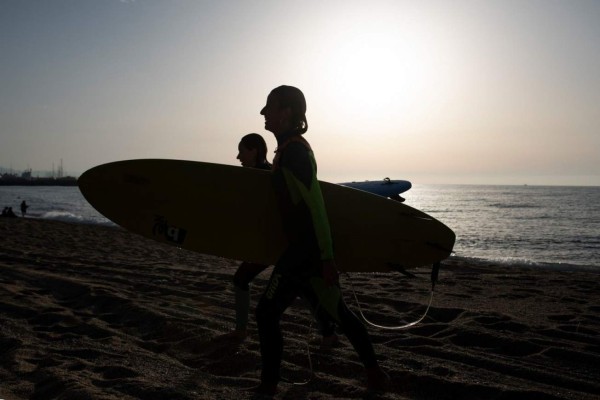FOTOS: En Barcelona madrugan para nadar y hacer deporte en tiempos de pandemia