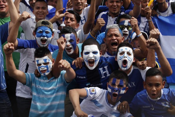Honduras: La afición catracha apoyó, gritó y sufrió por la Bicolor en el Olímpico
