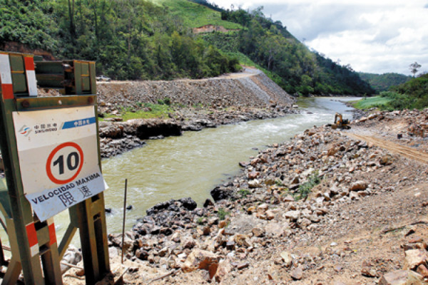 Desde cuatro frentes hacen perforaciones en la montaña
