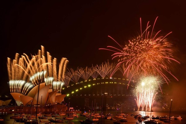 Fuegos artificiales de Nochevieja alumbran el cielo de Sydney (Fotos)