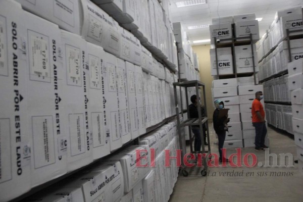 Así avanza el proceso de preparación de maletas electorales en el Centro Logístico Electoral (Fotos)