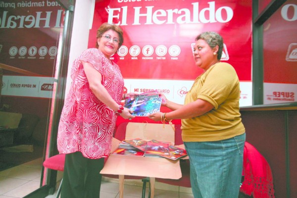 VII Regiduría dona lote de 135 cuadernos