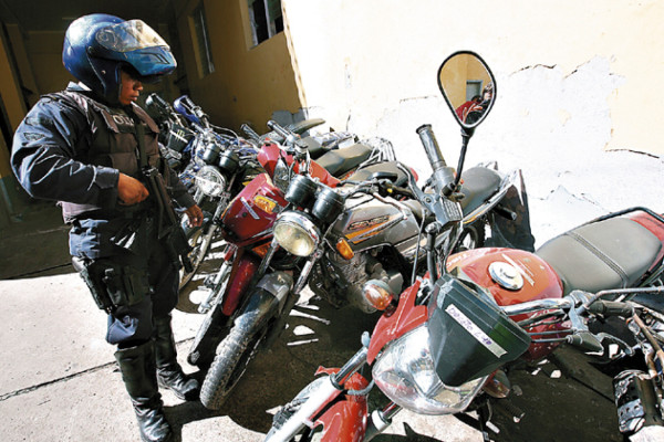 Policía decomisa motocicletas en la capital por incumplimiento de prohibición