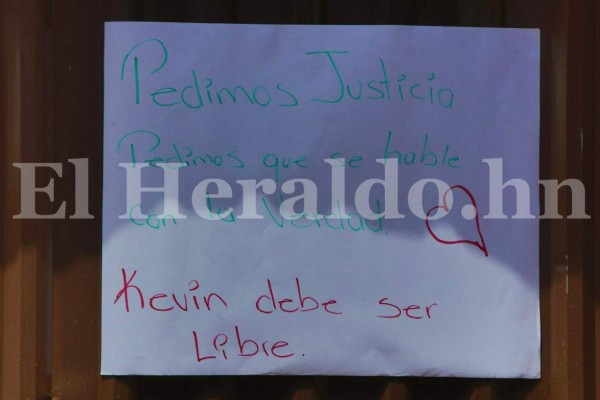Familia tenía su casa llena de mensajes para recibir a Kevin Solórzano