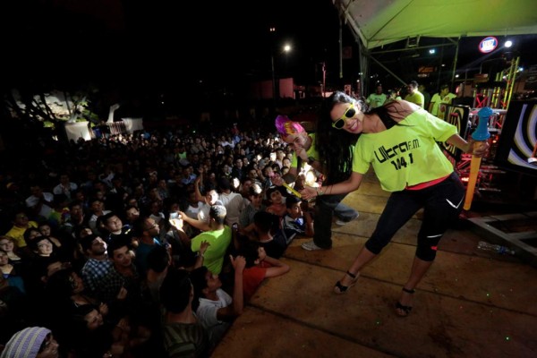 Tegucigalpa celebra hasta el amanecer