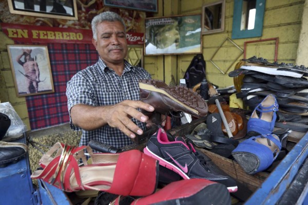 El doctor de los zapatos atiende en Comayagüela