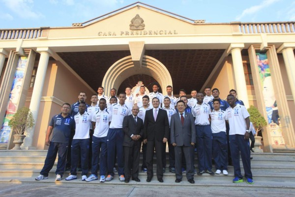 Presidente de Honduras juramenta a los mundialista Sub 20
