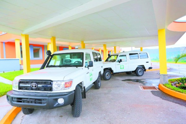 Llegan ambulancias al Hospital María