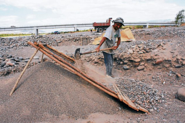 Familias del sur subsisten de la extracción de arena