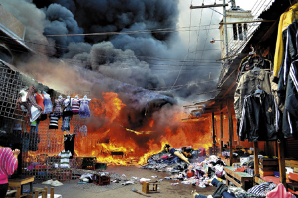 Voraz incendio arrasa con seis mercados de la capital de Honduras