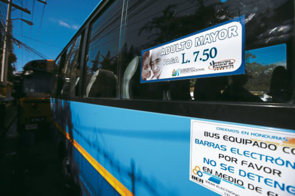 Transporte gratuito a adultos mayores