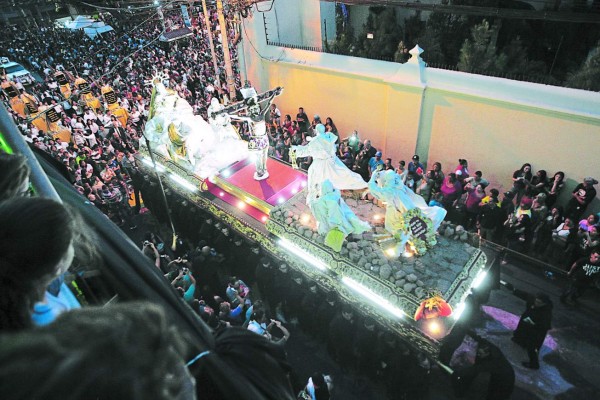 Devotos acompañan el cortejo del Cristo Yacente