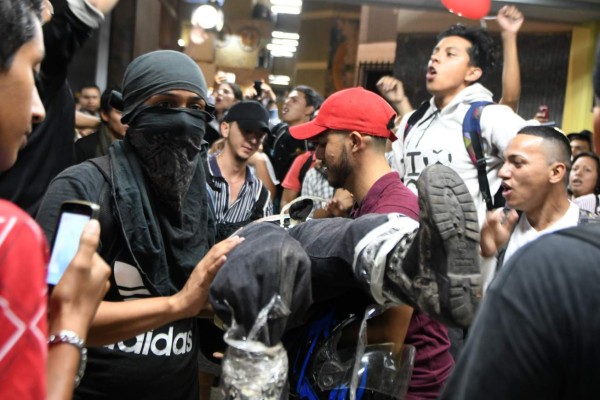 FOTOS: Así fue el adiós de un grupo de estudiantes a la rectora Julieta Castellanos